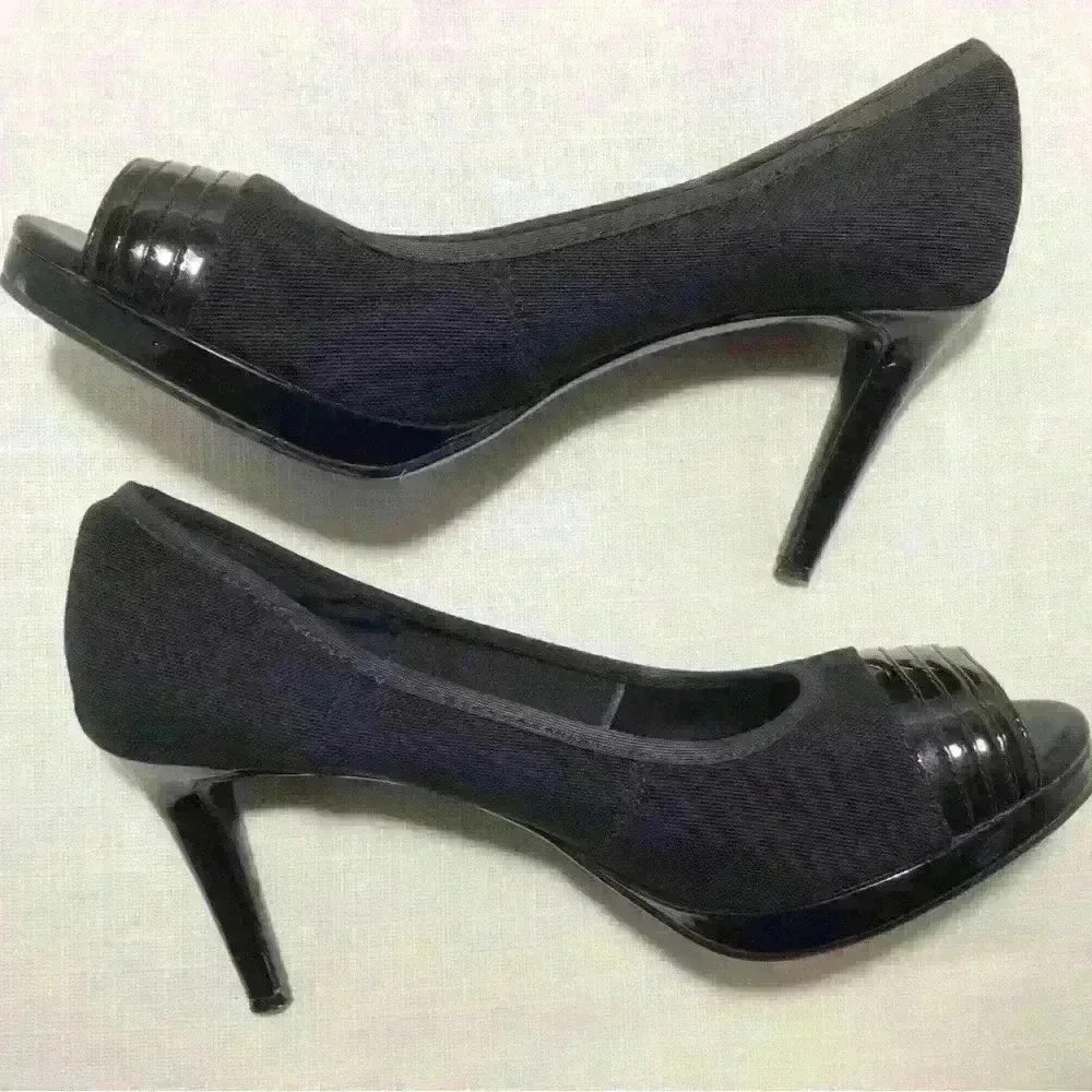 Woman’s Size 8M Extremely Comfortable Black Patent & Fabric Opened Toed 4” Heels